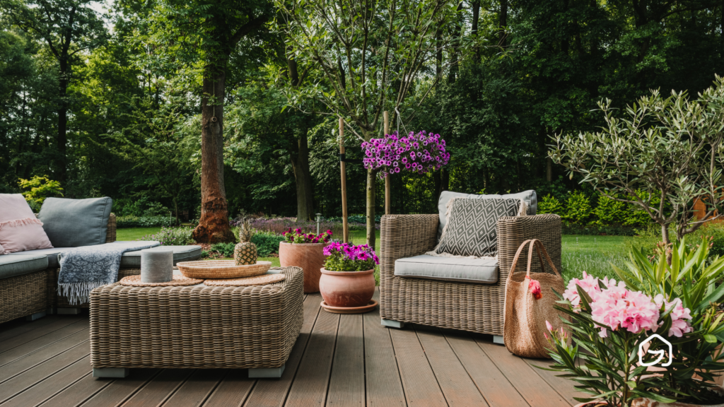 Terrasse avec salon de jardin printanier