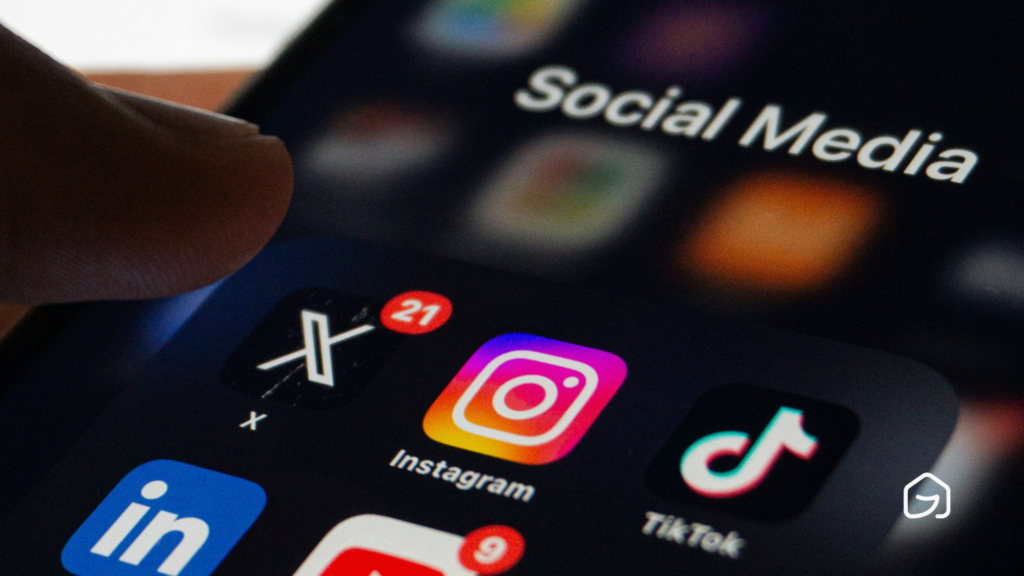 écran d'ordinateur avec icônes réseaux sociaux