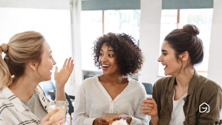 femmes entrepreneurs discutant joyeusement