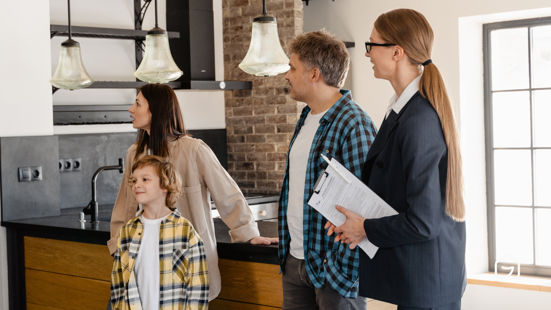 agent immobilier ou mandataire immobilier avec famille d'acquéreurs